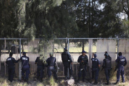Un grupo de policías federales durante el tiroteo en un rancho de Tanhuato.-Foto: ALAN ORTEGA / REUTERS