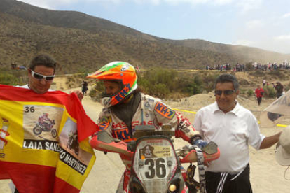El soriano Pablo Callejo junto a la piloto Laia Sanz durante el Dakar que finalizó el pasado domingo. -