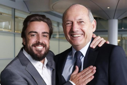 Fernando Alonso y Ron Dennis, en la sede de McLaren.-GETTY / STEVE TEE