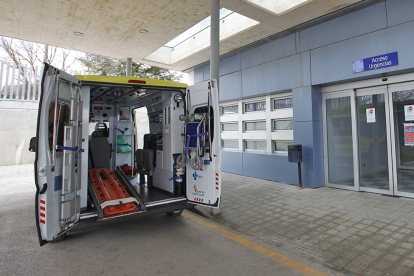 Una ambulancia en Urgencias del Hospital Santa Bárbara. MARIO TEJEDOR