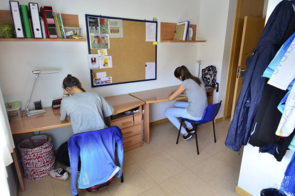 Estudiantes universitarias en una habitación de la residencia Antonio Machado, de la capital. / ÁLVARO MARTÍNEZ-