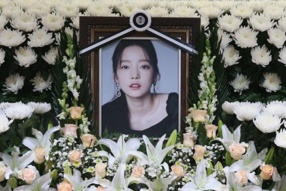 Los fans de Goo Hara han improvisado un altar con fotos y flores en el hospital de Seúl, en recuerdo de la estrella K-Pop.-DONG-A ILBO