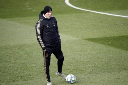 Zinedine Zidane, técnico del Madrid, durante el entrenamiento de este viernes.-EFE