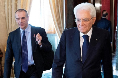 El presidente italiano, Sergio Mattarelli, en primer plano, junto a Carlo Cottarelli en el Palacio del Quirinal.-REUTERS