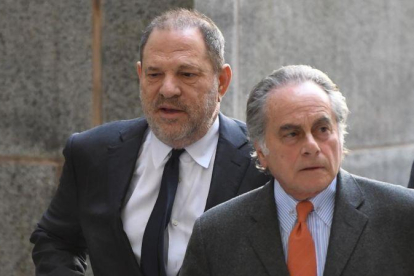 Harvey Weinstein (izquierda), en Nueva York con Benjamin Brafman.-TIMOTHY A. CLARY (AFP)
