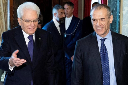 El presidente italiano, Sergio Mattarella (derecha) junto a Carlo Cottarelli en el Palacio del Quirinal en Roma.-/ REUTERS
