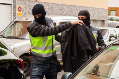 Agentes de la Policía Nacional detienen a un individuo relacionado con una red yihadista en Tenerife.-RAMÓN DE LA ROCHA / EFE