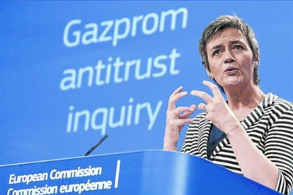 La comisaria europea de Competencia, Margrethe Vestager, anuncia la demanda contra Gazprom, ayer.-AFP / EMMANUEL DUNAND