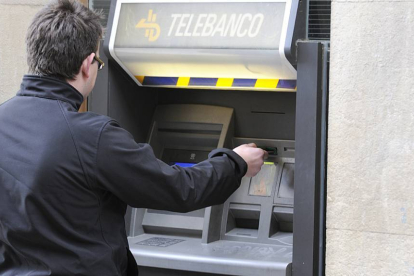 Clientes en una entidad bancaria, en una imagen de archivo.-VALENTÍN GUISANDE