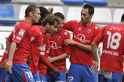 Los jugadores del Numancia celebran uno de los goles ante la Ponferradina. / VALENTÍN GUISANDE-
