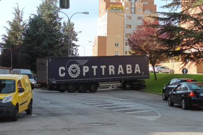 Camión atascado en la calle Almazán de Soria. F.T.