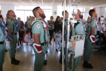 Legionarios cantando 'El novio de la muerte' ante niños enfermos de cáncer en un hospital de Málaga, este lunes 10 de abril.-YOUTUBE