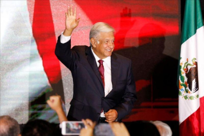 Andrés Manuel López Obrador saluda tras discurso.-REUTERS / CARLOS JASSO