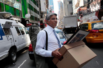 Un empleado de Lehman Brothers se lleva sus pertenencias en una caja de cartón tras la quiebra del banco, el 15 de septiembre del 2008.-CHRIS HONDROS / AP