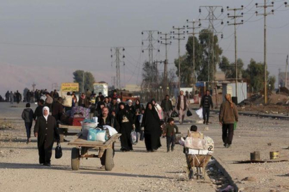 Civiles regresan a sus hogares en un barrio de Mosul recuperado por el Ejército iraquí.-AP / KHALID MOHAMMED