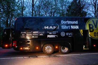 El autobús del Dortmund recibió el ataque con explosivos que rompió las ventanas, tras las que estaba Bartra y sus compañeros.-AFP / INA FASBENDER