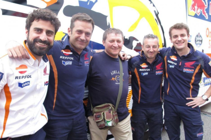 Stefano Laghi, junto a Santi Hernández, Carlos Liñán, Roberto Clerici y Jordi Castellá, del equipo de Marc Márquez.-EMILIO PÉREZ DE ROZAS