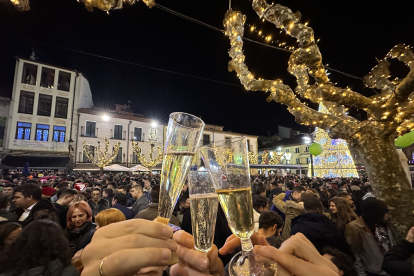 La champanada, ya sin restricciones, llenó de público la plaza Herradores. GONZALO MONTESEGURO