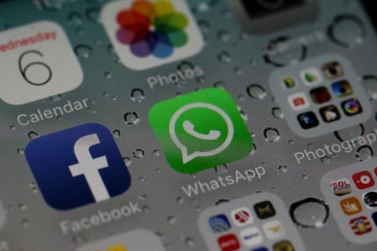 Aplicaciones de un teléfono móvil, entre ellas, la de Whatsapp.-AFP / JUSTIN SULLIVAN