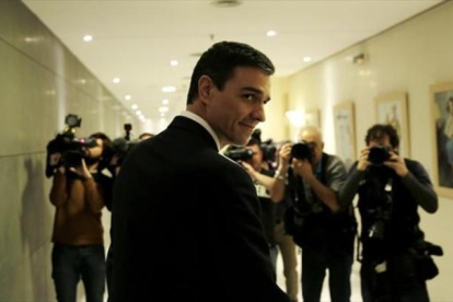 El secretario general del PSOE, Pedro Sánchez, ayer, en el Congreso, tras su entrevista con el Rey.-JOSÉ LUIS ROCA