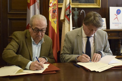 Modesto Fernández y Carlos Martínez durante la firma, ayer, de los acuerdos.-Luis Ángel Tejedor