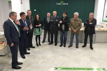 Carlos Martínez durante la inauguración de la nueva oficina de la Rural en la localidad alfareña.-CEDIDA