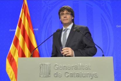 El 'president' Puigdemont en la rueda de prensa de presentación del plan de Govern.-FERRAN SENDRA