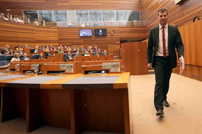 El portavoz socialista Luis Tudanca tras su intervención en la sesión de tarde del debate de Investidura-Ical