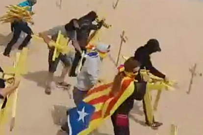 Tensión en playas catalanas por unas cruces amarillas-VÍDEO: ATLAS