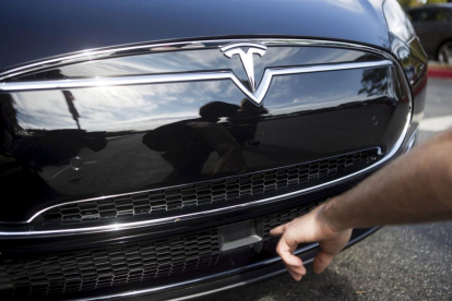 El radar situado en la parte delantera del Tesla S, el pasado octubre en un acto de la firma en Palo Alto (California).-REUTERS / BEN DIEFENBACH