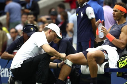 Nadal, atendido en la pierna en un torneo reciente.-GETTY IMAGES
