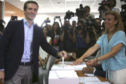 Pablo Casado, candidato a la presidencia del PP, vota en su sede electoral.-DAVID CASTRO