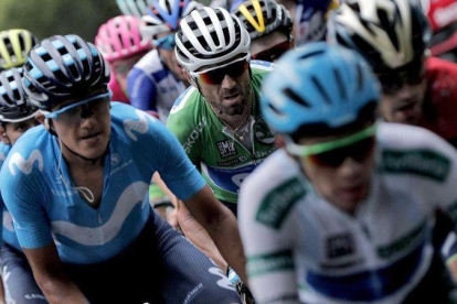 Los favoritos de la Vuelta, con Alejandro Valverde, de verde y en el centro, durante la ascensión a los Lagos de Covadonga.-EFE / MANUEL BRUQUE