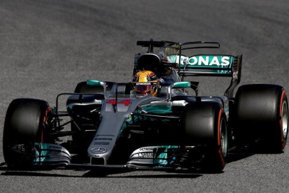 El piloto británico de Mercedes, Lewis Hamilton, durante la tercera sesión de entrenamientos libres del GP de España de F1 que se disputa en el circuito de Barcelona-Catalunya.-EFE