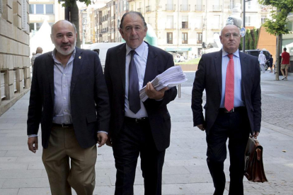El alcalde de Calatayud, José Manuel Aranda, y el de Torrubia, Raimundo Martínez, en la entrega de firmas.-LUIS ÁNGEL TEJEDOR