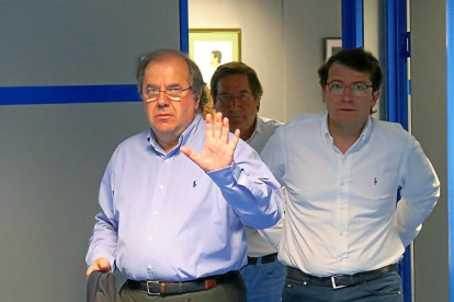 Juan Vicente Herrera, Pedro Viñarás y Alfonso Fernández Mañueco, en el momento de analizar la victoria del Partido Popular en las generales.-ICAL