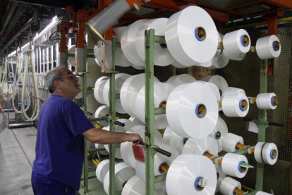 Imagen de un trabajador de la industria textil.-JOAN CASTRO (ARCHIVO)