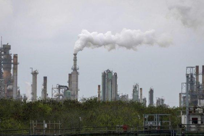 Imagen de archivo de una refinería de petróleo en Corpus Christi, en Texas.-AFP / LOREN ELLIOTT