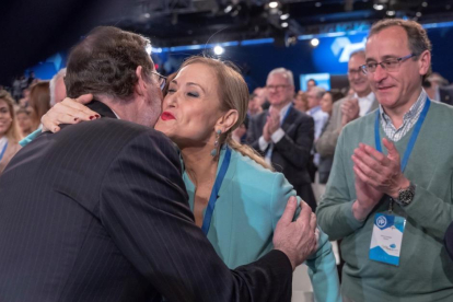 El presidente del Gobierno, Mariano Rajoy, saluda a la presidenta de la Comunidad de Madrid, Cristina Cifuentes, en presencia del dirigente popular Alfonso Alonso, la semana pasada en Sevilla.-/ JULIO MUÑOZ (EFE)