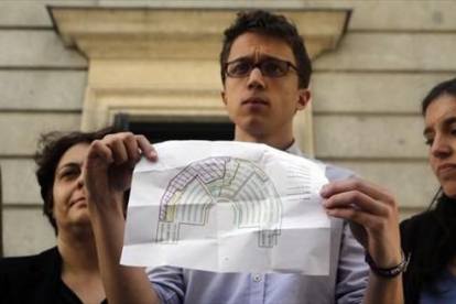 Íñigo Errejón muestra un plano con la distribución de los escaños en el hemiciclo del Congreso, ayer.-AGUSTÍN CATALÁN