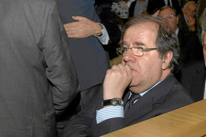 El presidente de la Junta, Juan Vicente Herrera, no pudo contener las lágrimas durante le Pleno extraordinario que tuvo lugar ayer en la Diputación. / EFE-