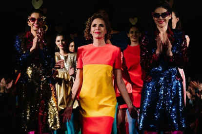 Ágata Ruiz de la Prada, rodeada por sus modelos, en un desfile en Nueva York /-ALBA VIGARAY