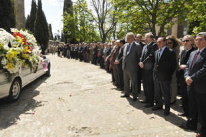 Los asistentes al funeral, a la salida del féretro de la iglesia del Espino. / VALENTÍN GUISANDE-