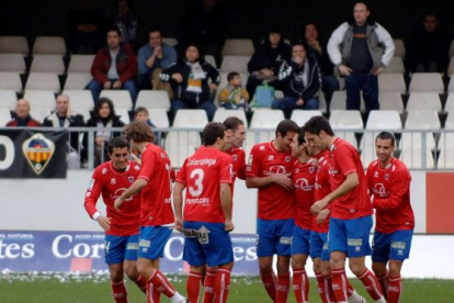 Los jugadores del Numancia celebrando la victoria en Castellón en 2010 gracias al gol de Del Pino. HDS