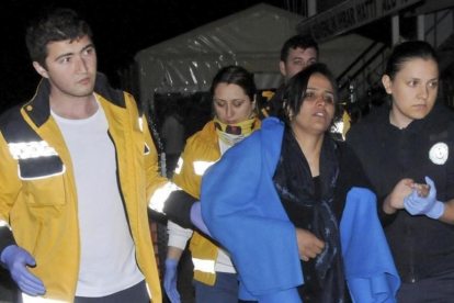Miembros de los servicios de rescate turcos recogen a refugiados que intentaban alcanzar la costa griega en el mar Egeo en Turquia.-