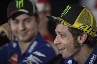 Lorenzo escucha sonriente a Rossi, en una rueda de prensa en Sepang.-MIRCO LAZZARI