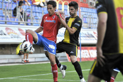 Javier del Pino durante el encuentro ante el Sporting. / DIEGO MAYOR-