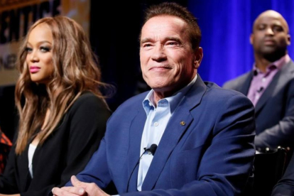 Arnold Schwarzenegger, junto a Tyra Banks, en la presentación del programa  'The Celebrity Apprentice'.-Danny Moloshok
