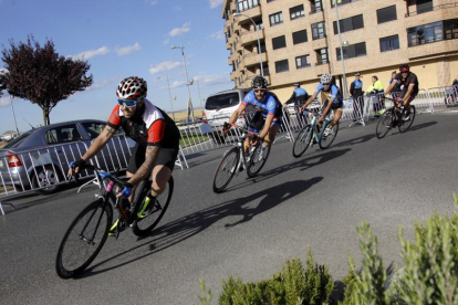 Un grupo de ciclistas durante una prueba en la capital.-DIEGO MAYOR