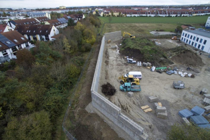 Vista aérea de las obras para la contrucción del muro que rodeará un centro de refugiados en Múnich.-SVEN HOPPE / EFE